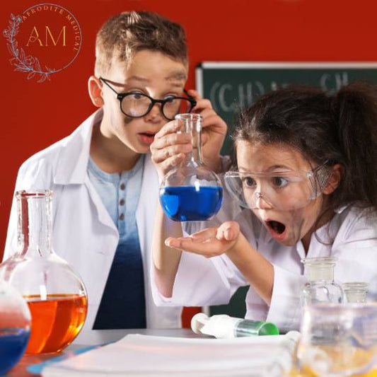 Bambini in un laboratorio chimico con espressioni spaventate per gli ingredienti pericolosi che hanno creato