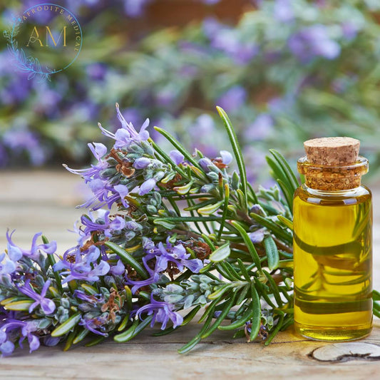 boccetta di olio di rosmarino con un mazzetto di rosmarino profumato ed in fiore