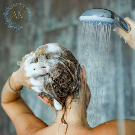 shampoo antiforfora applicato sotto la doccia