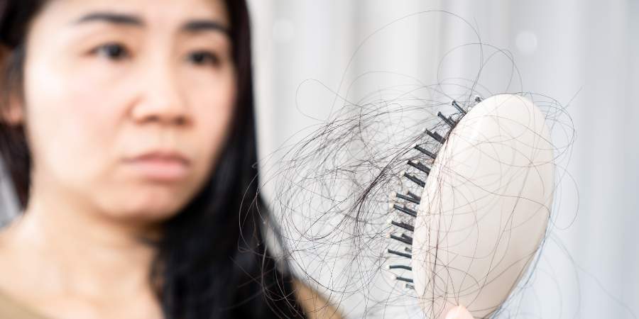 Alopecia femminile: cause e soluzioni per donne